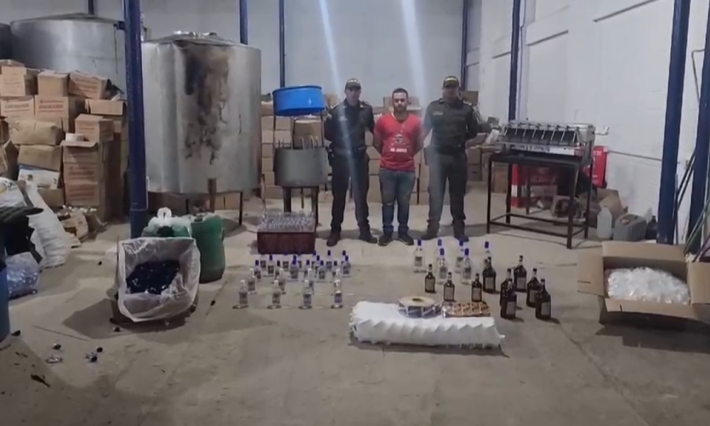 Incautan 20 mil botellas en fábrica clandestina del atlánico
