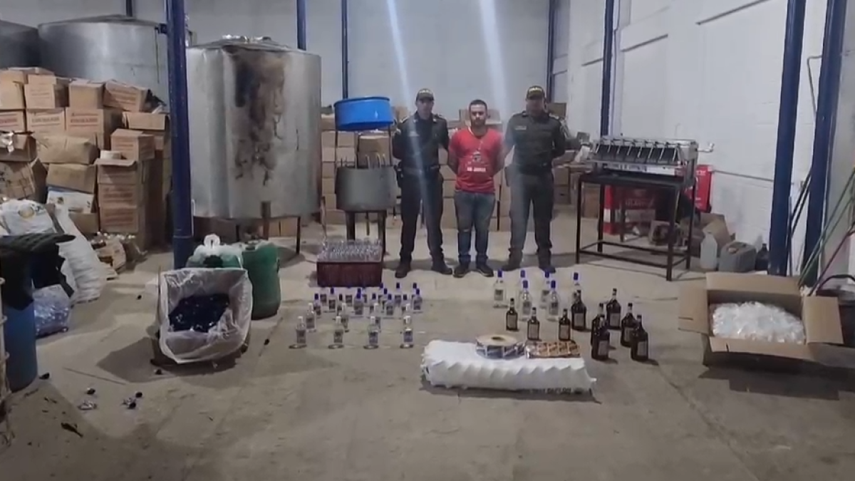 Incautan 20 mil botellas en fábrica clandestina del atlánico