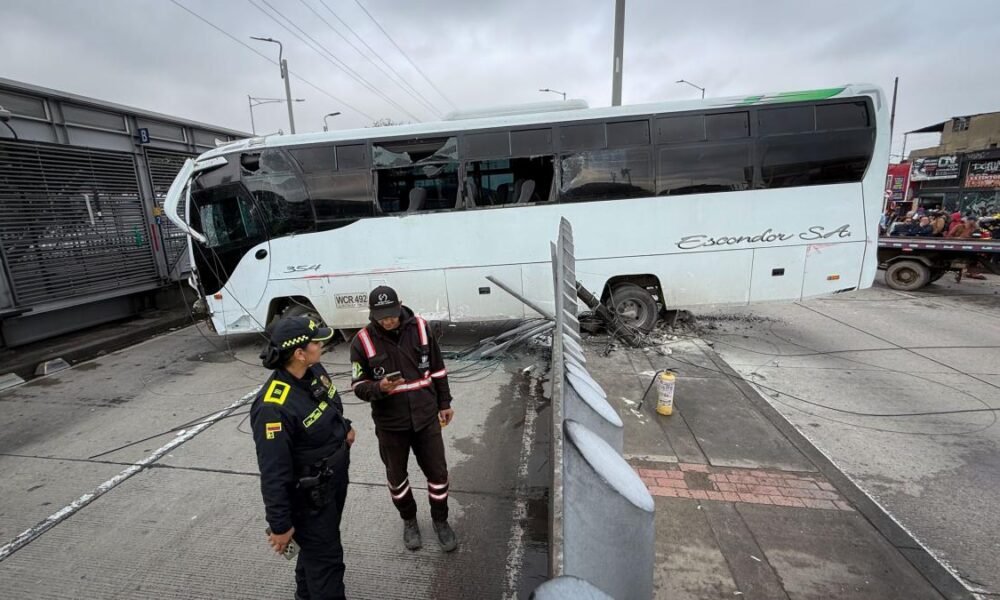 Estrelló una estación de transmilenio