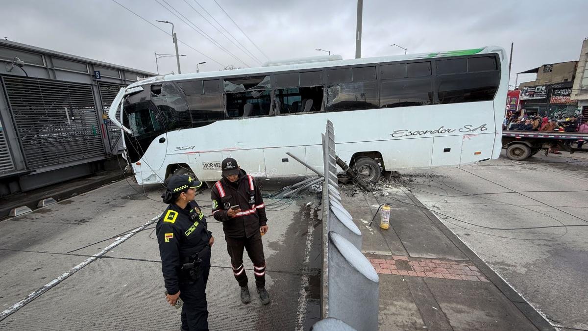 Estrelló una estación de transmilenio