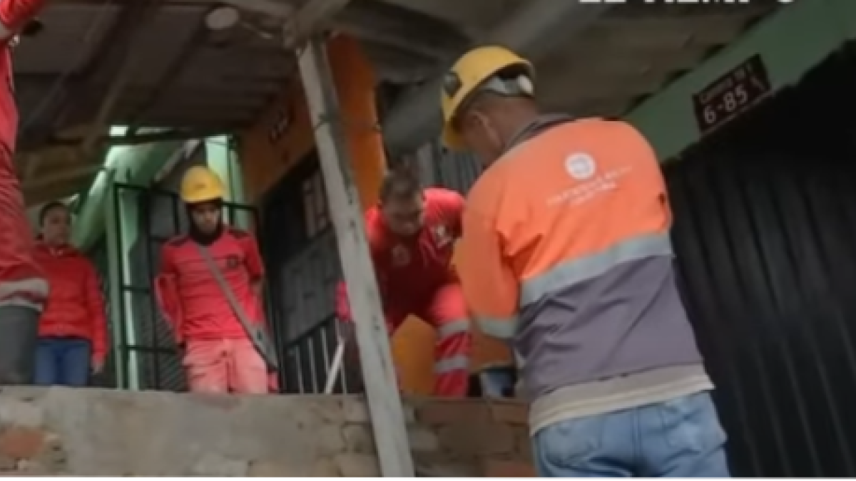 Tumba Falla en Alcantarillado Afecta 30 Viviendas en Bogotá
