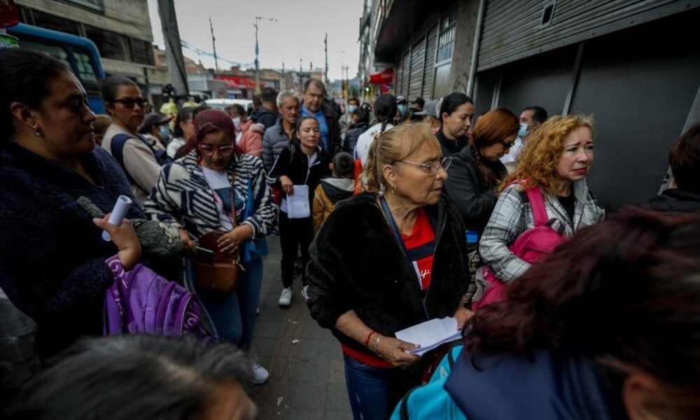 El Viacrucis Diario de los Pacientes para que Les Entregen Medicamentos en Bogotá