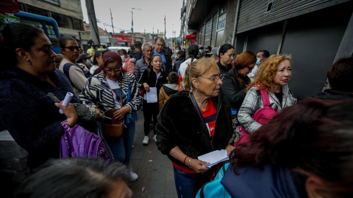 El Viacrucis Diario de los Pacientes para que Les Entregen Medicamentos en Bogotá