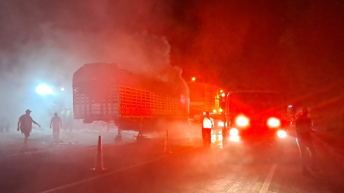 Reportan Cierre por Incendio de Vehículo Que Transportaba Chatarra en Sector de Pipiral