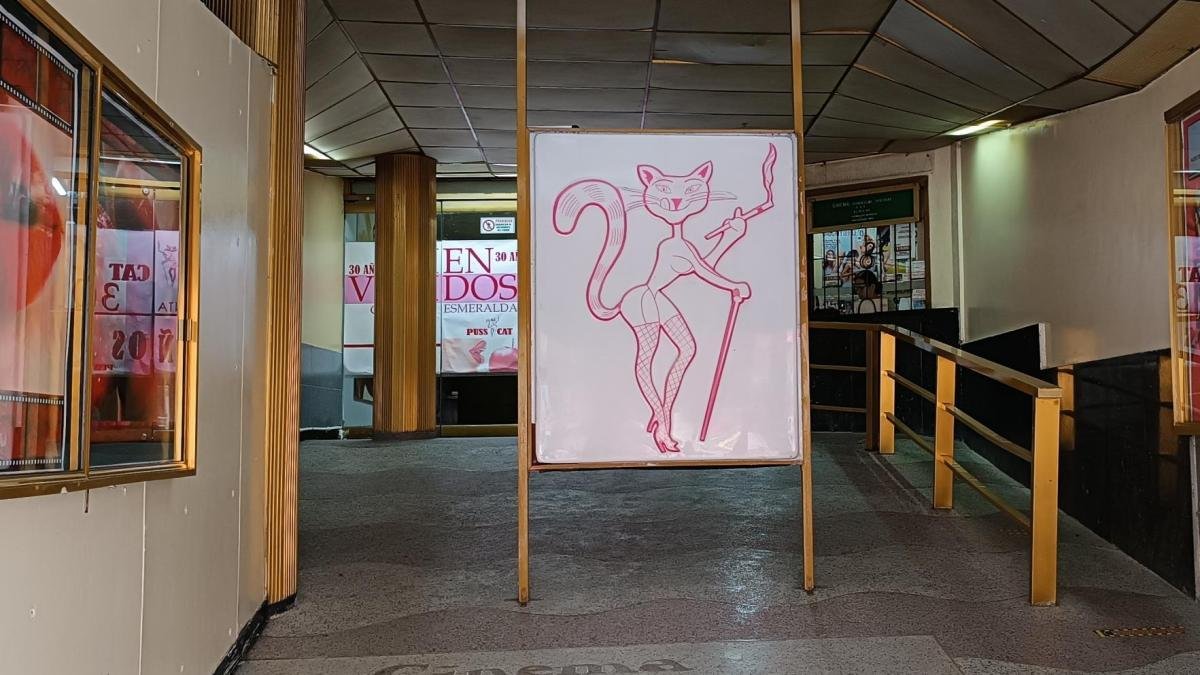 El Último Cine Triple X que Sobrevive en el Centro de Bogotá, Que Hasta Han Intentado Incendiar