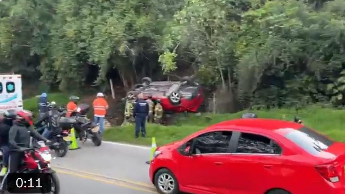 Volcamiento de Automóvil en USAQénn Género Congestión en la Carrera 7 Con Calle 215