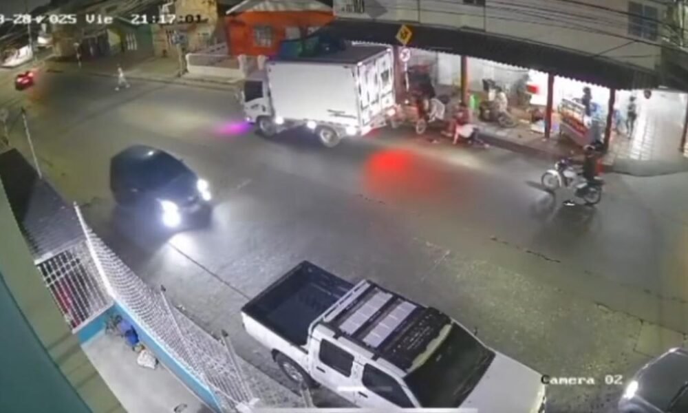 Furgón descontrolado deja varios Heridos Tras Arrollar bicitaxi