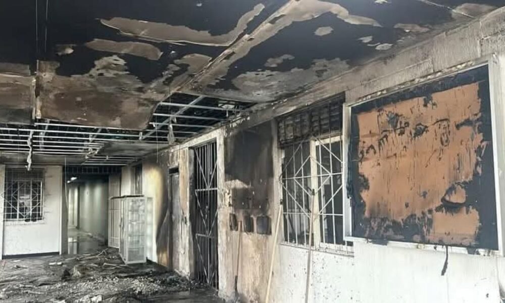 20 Jóvenes Escaparon en Medio de Incendio y Una Serie de Riñas