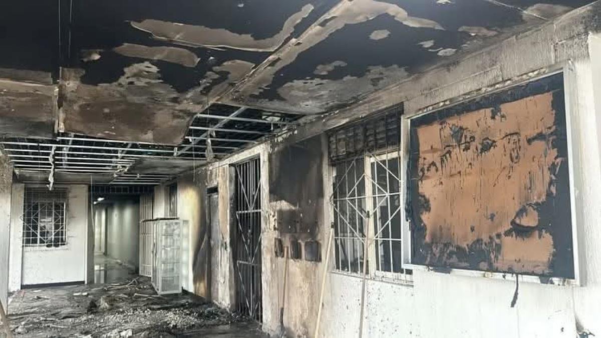 20 Jóvenes Escaparon en Medio de Incendio y Una Serie de Riñas