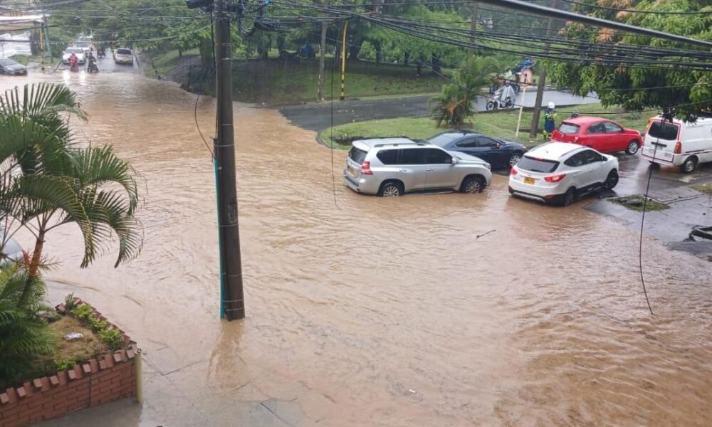 Odisea En Cali, Tras Torrencial Aguacero: Hasta en Lancha Buscaban Transitar por Las Calles Inundadas