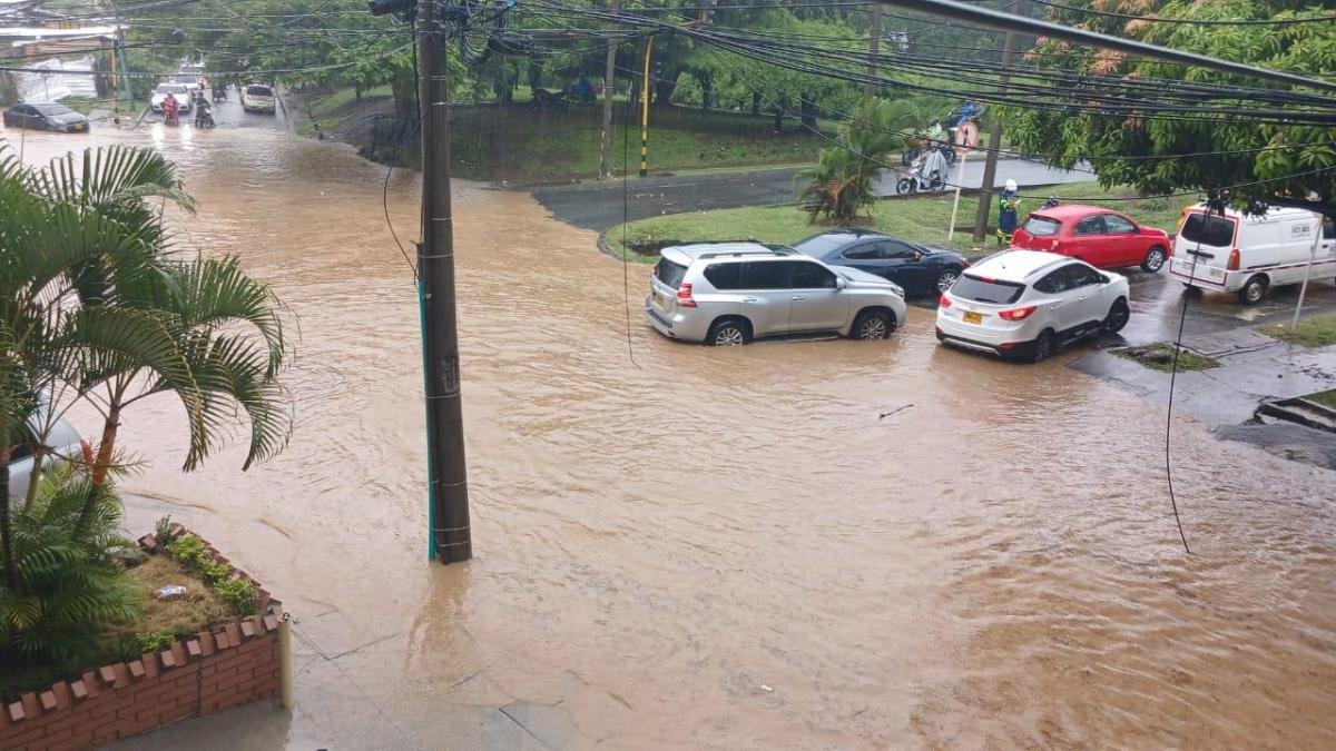 Odisea En Cali, Tras Torrencial Aguacero: Hasta en Lancha Buscaban Transitar por Las Calles Inundadas