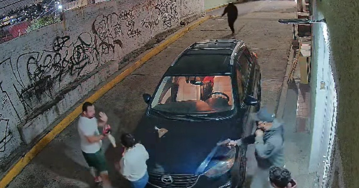 Alcanzaron a sacar a su hija pequeña antes de que les robaran su camioneta en Naucalpan l Video