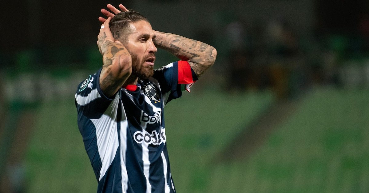 Así fue la expulsión de Sergio Ramos por una patada a Memo Martínez en el Pumas vs Rayados