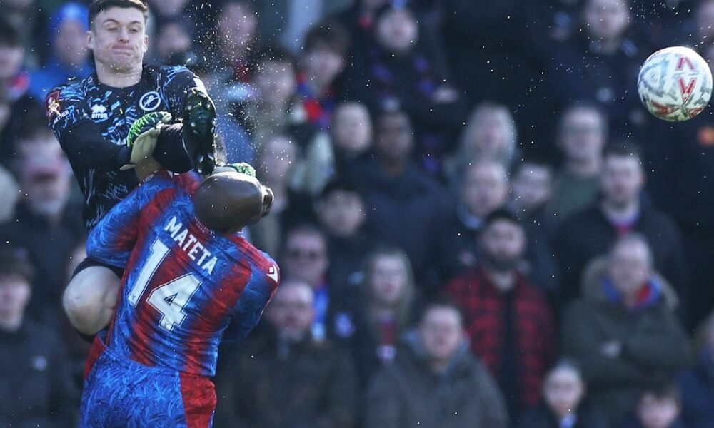 Brutal jugada en la FA Cup: le pegó una patada voladora en la cara al rival y lo sacó de la cancha en ambulancia