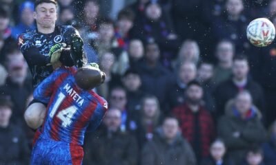 Brutal jugada en la FA Cup: le pegó una patada voladora en la cara al rival y lo sacó de la cancha en ambulancia