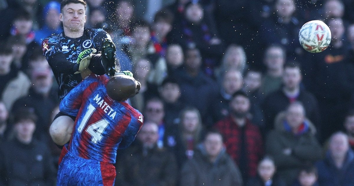 Brutal jugada en la FA Cup: le pegó una patada voladora en la cara al rival y lo sacó de la cancha en ambulancia