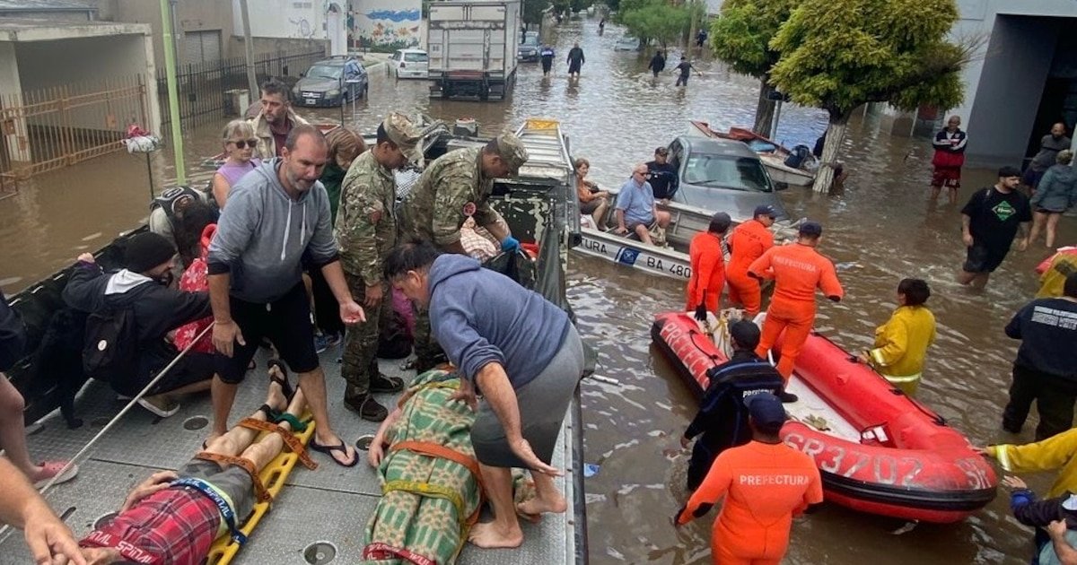 Cientos de militares, botes y bombas de desagüe: cómo es el trabajo de las Fuerzas Armadas en Bahía Blanca