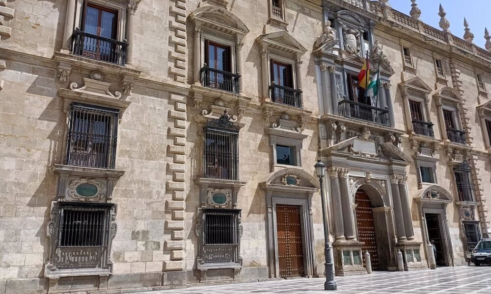 Condenan al copiloto de una patera "semihundida" con 14 migrantes rescatados frente a Níjar (Almería)