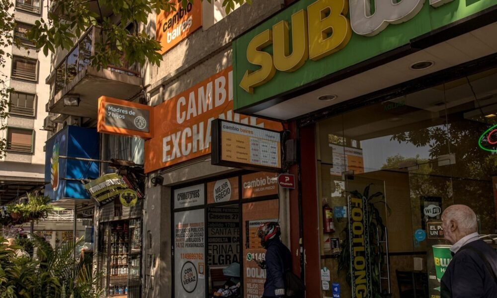 Dólar hoy: suben las distintas cotizaciones paralelas en un día volátil para los mercados