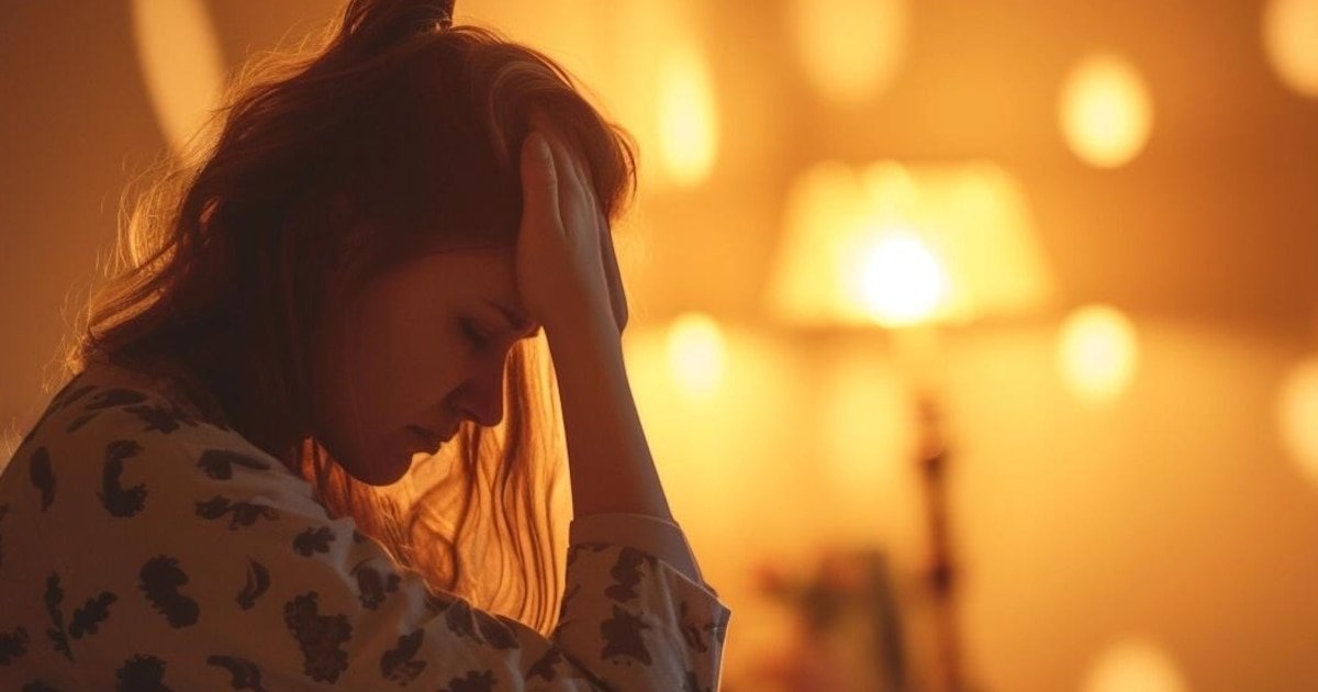 Dormir poco y cinco hábitos poco saludables que debes evitar si vives con estrés