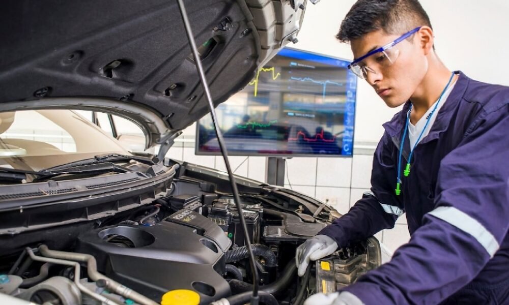 Dos expertos critican que a las marcas “se les va la cabeza” con los precios de los recambios oficiales: “Algunas valen tanto como un coche”