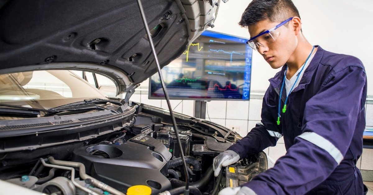 Dos expertos critican que a las marcas “se les va la cabeza” con los precios de los recambios oficiales: “Algunas valen tanto como un coche”