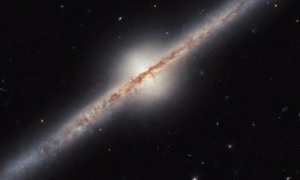 El Hubble capta una galaxia de canto con atractiva silueta