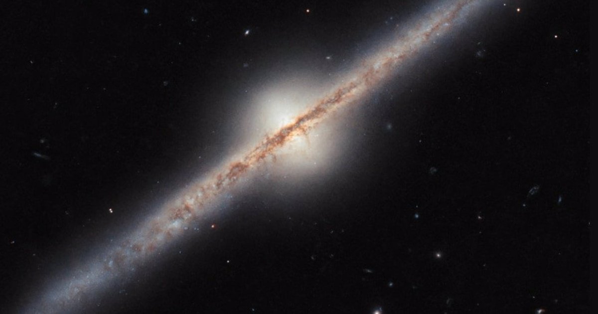 El Hubble capta una galaxia de canto con atractiva silueta