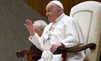 El Vaticano informó que el papa Francisco pasó una noche tranquila en el hospital Gemelli y que su condición sigue siendo “estable”