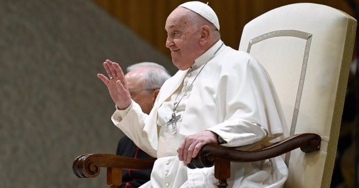El Vaticano informó que el papa Francisco pasó una noche tranquila en el hospital Gemelli y que su condición sigue siendo “estable”