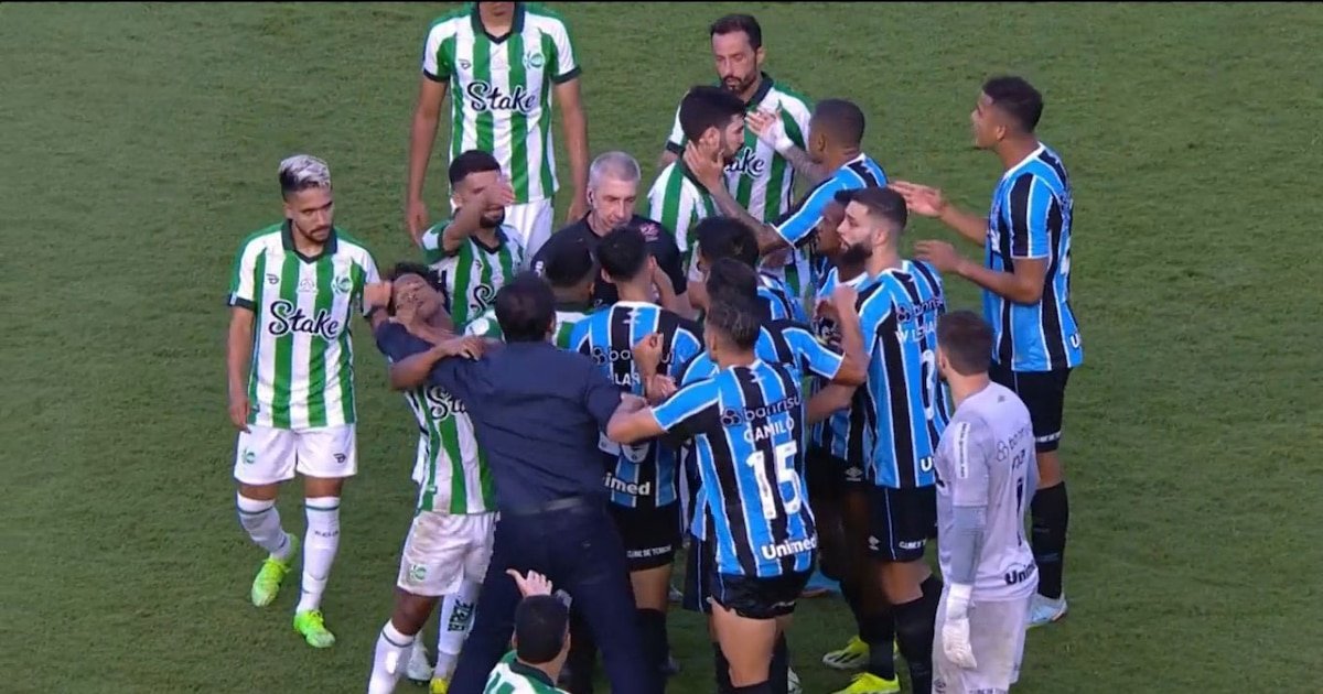 El ataque de furia Gustavo Quinteros en Brasil: agredió a un rival en las semifinales entre Gremio y Juventude