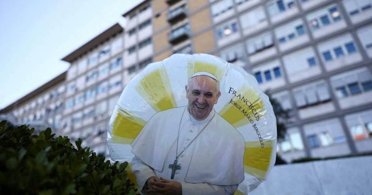 El papa Francisco avanza en su recuperación y sigue su tratamiento bajo observación médica
