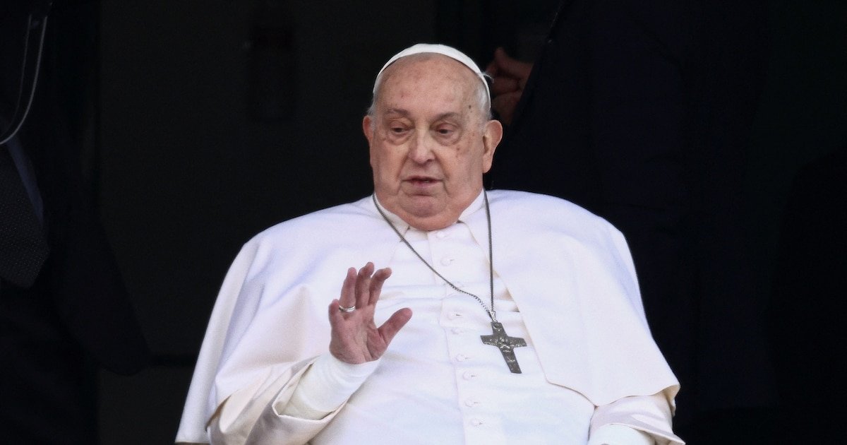 El papa Francisco saludó a los fieles y regresó al Vaticano tras más de un mes hospitalizado: “Gracias a todos”