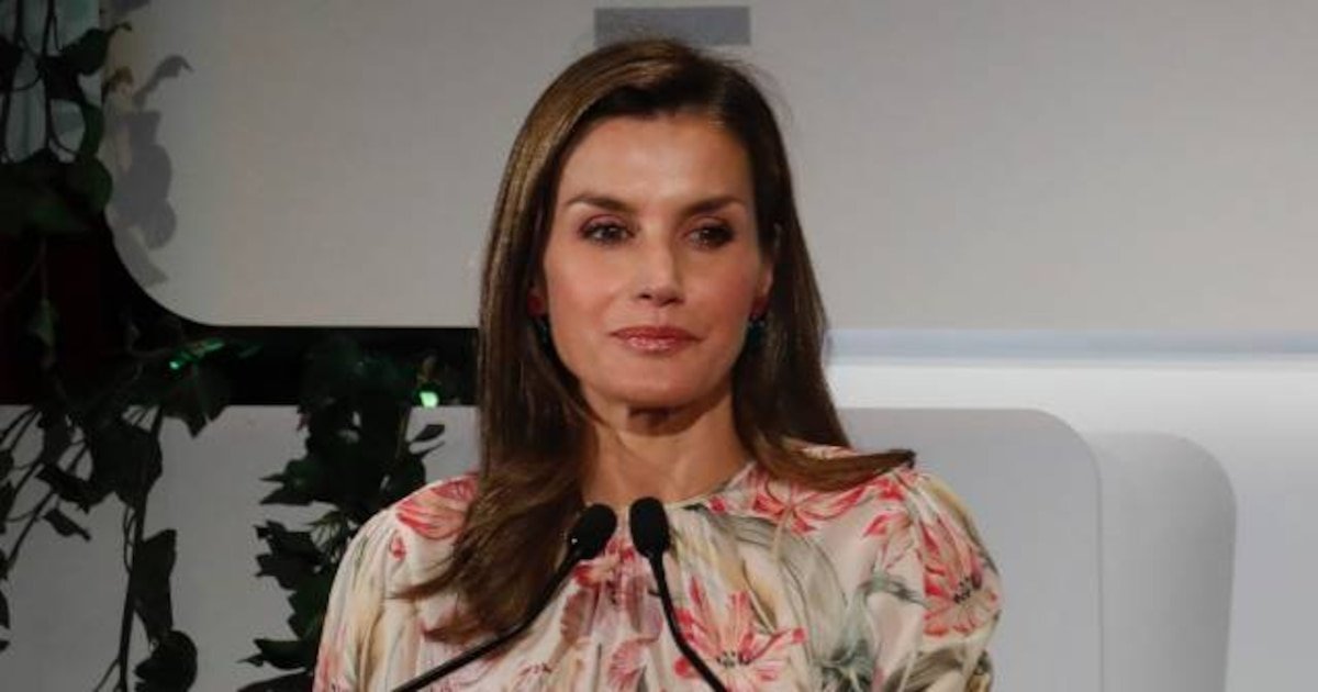 El vestido de una famosa marca española que la reina Letizia agotó en horas y que vuelve a estar disponible diez años después