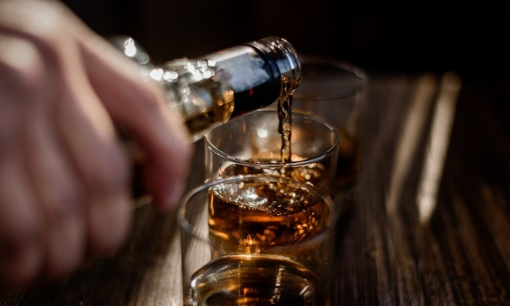 Esto es lo que provoca el alcohol a tus huesos, según una traumatóloga: “Voy a decir algo que puede cambiar la forma en la que ves tu próxima copa”