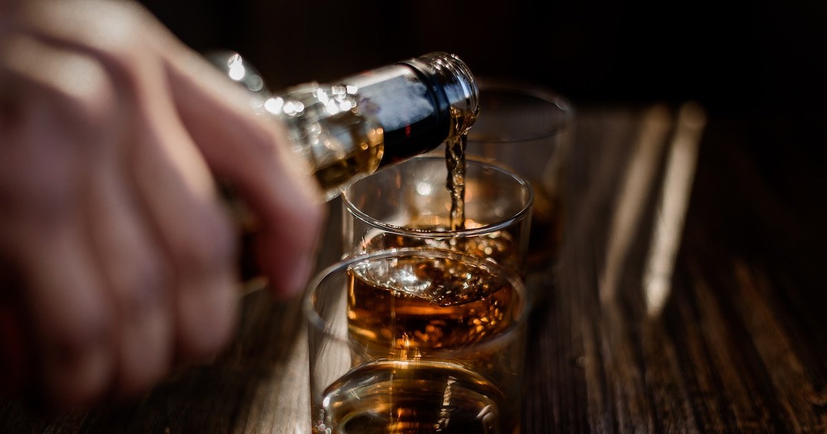 Esto es lo que provoca el alcohol a tus huesos, según una traumatóloga: “Voy a decir algo que puede cambiar la forma en la que ves tu próxima copa”