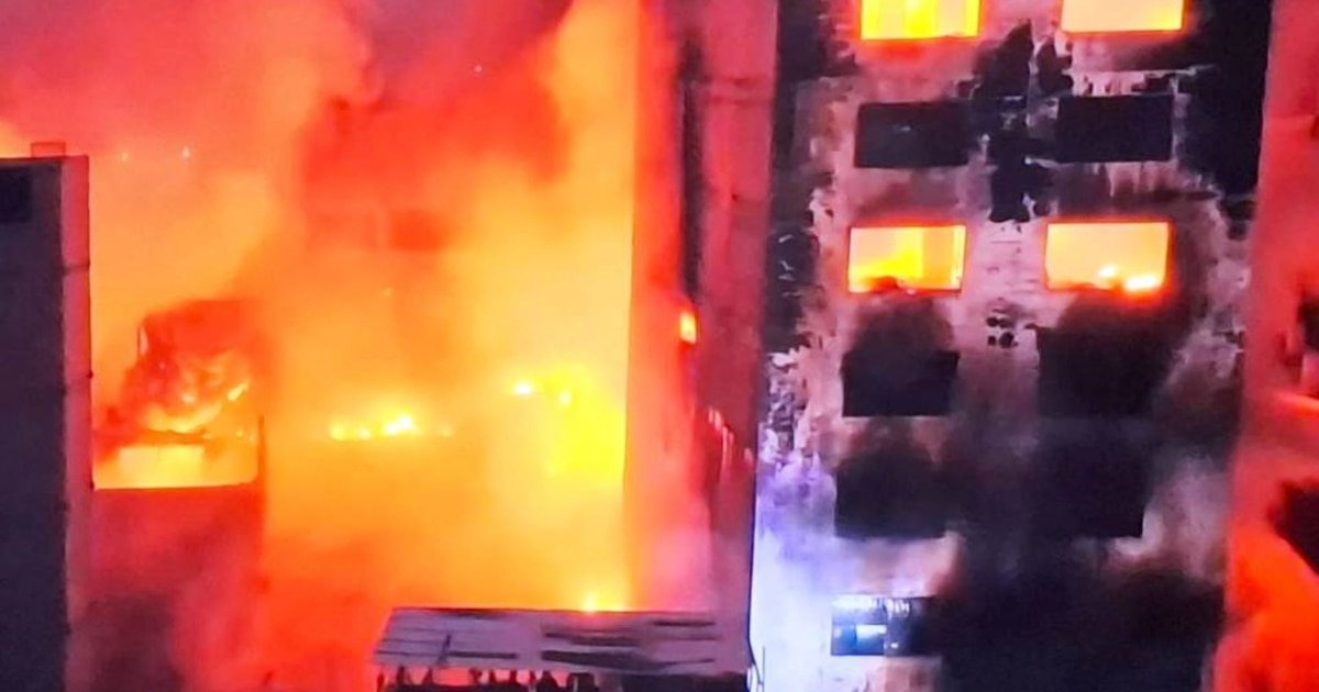 Incendio en Centro de Lima podría reavivarse: “Fuego amenaza quinta frente a Maternidad de Lima”, advierten bomberos