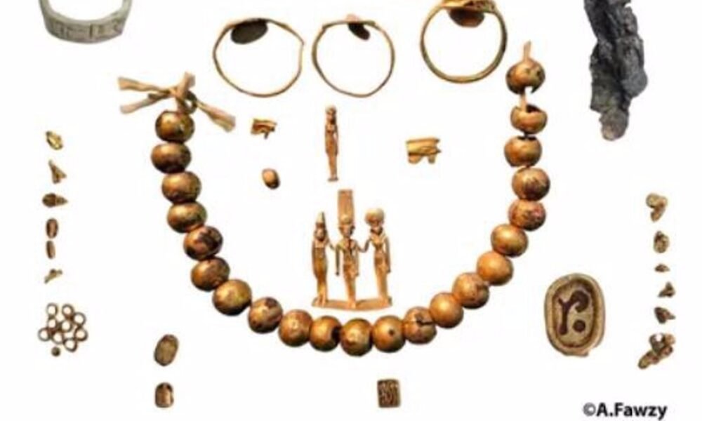 Joyas de oro del Antiguo Egipto excavadas en los templos de Karnak