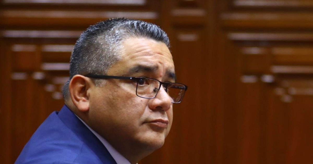 Juan José Santiváñez admite que viajó al extranjero con su allegada acusada de ocultar pruebas y ratifica que no renunciará