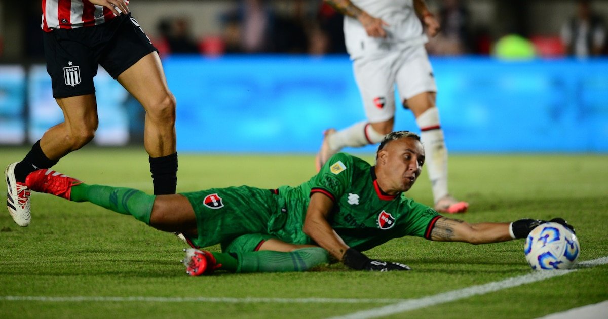 Las espectaculares atajadas de Keylor Navas en el empate de Newell’s contra Estudiantes en la Plata