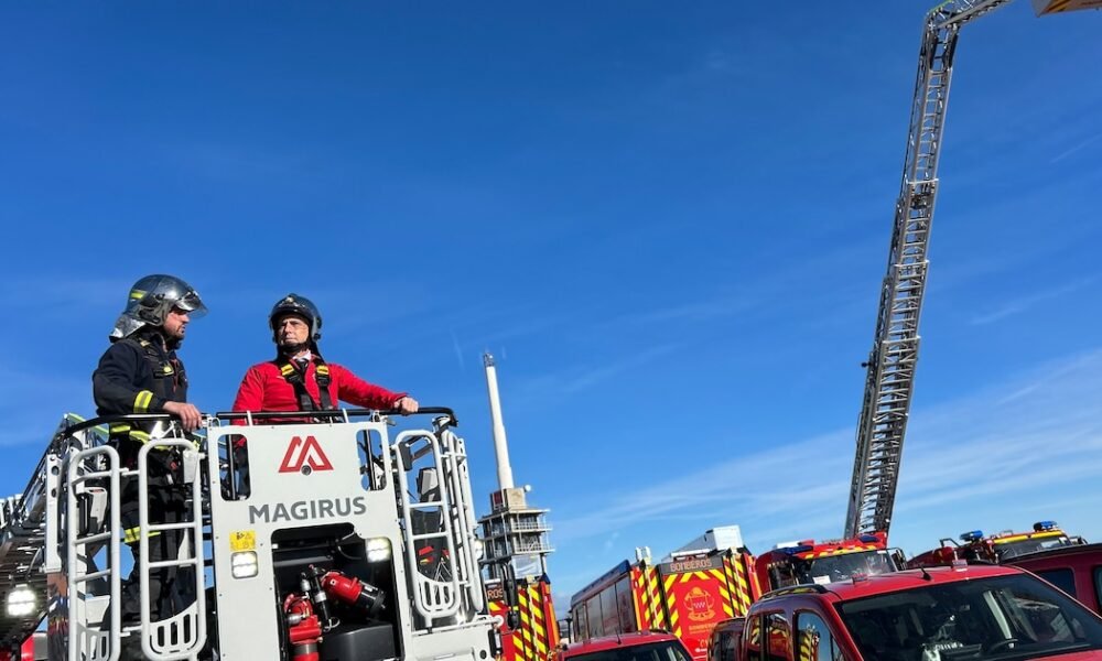 Los bomberos de Madrid explican las dificultades de extinguir el fuego de un coche eléctrico en un parking subterráneo: “Bastante humo negro”