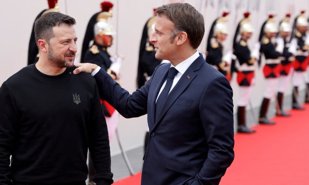 Macron recibirá a Zelensky en París para discutir el apoyo militar a Ucrania y ultimar detalles para la cumbre europea