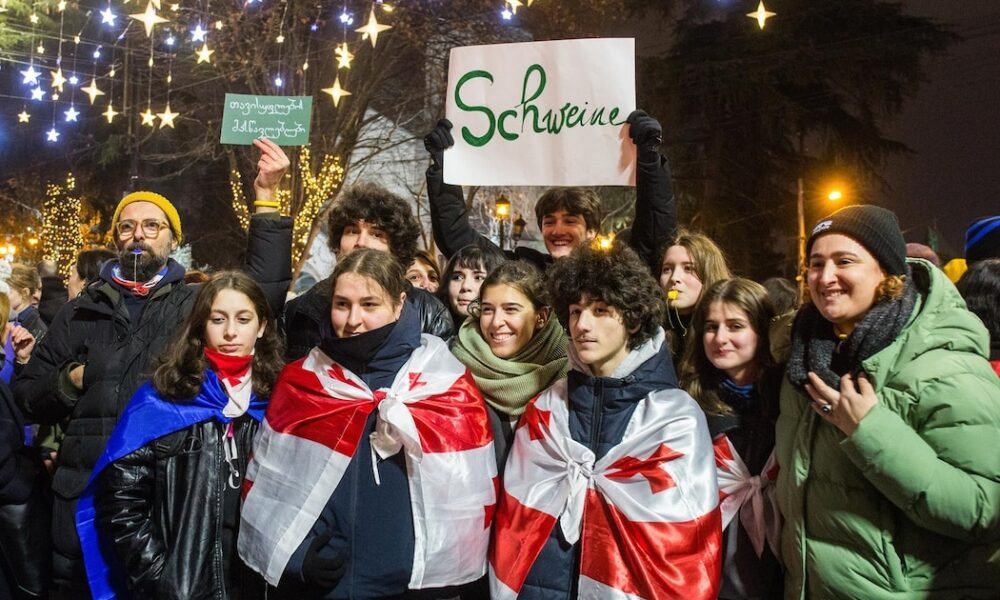 Miles de manifestantes protestan en víspera de la toma de posesión del nuevo presidente de Georgia