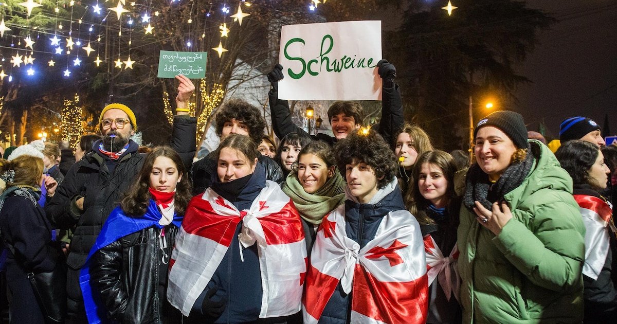 Miles de manifestantes protestan en víspera de la toma de posesión del nuevo presidente de Georgia
