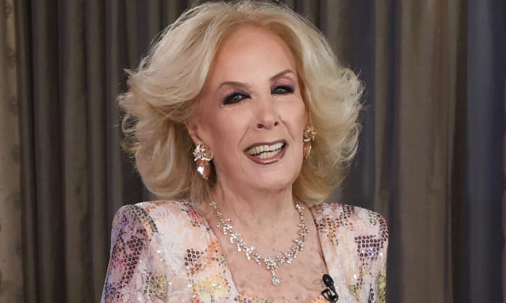 Mirtha Legrand eligió un vestido de plumas para su programa y lució una joya muy especial: “Me la regaló Juana Viale”
