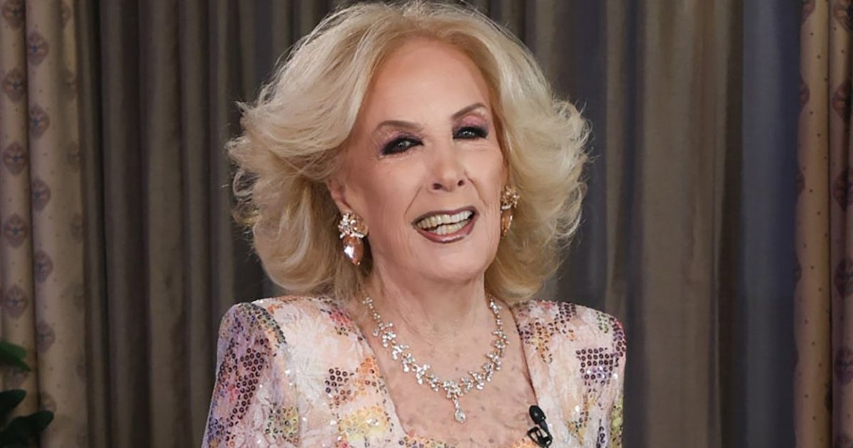 Mirtha Legrand sorprendió al lucir un llamativo vestido agua marina con cristales en relieve: “Miren qué belleza”