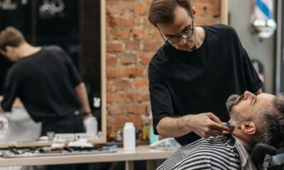 Por qué las barberías tienen cilindros de color blanco, azul y rojo: una historia de cirujanos y reyes que viene de la Edad Media