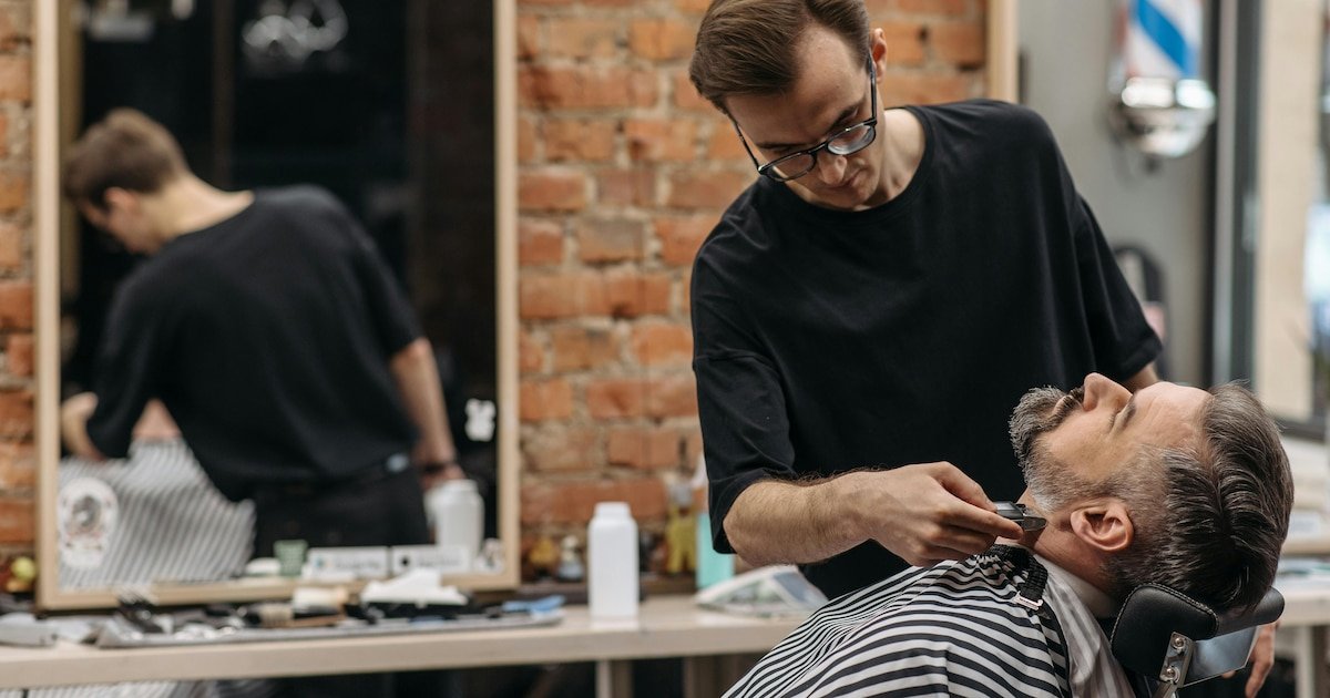 Por qué las barberías tienen cilindros de color blanco, azul y rojo: una historia de cirujanos y reyes que viene de la Edad Media