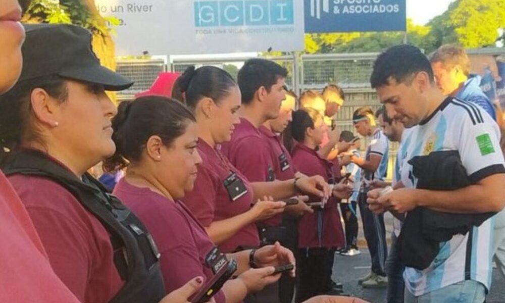 Prohibieron el ingreso a tres deudores alimentarios durante la previa del partido entre Argentina y Brasil