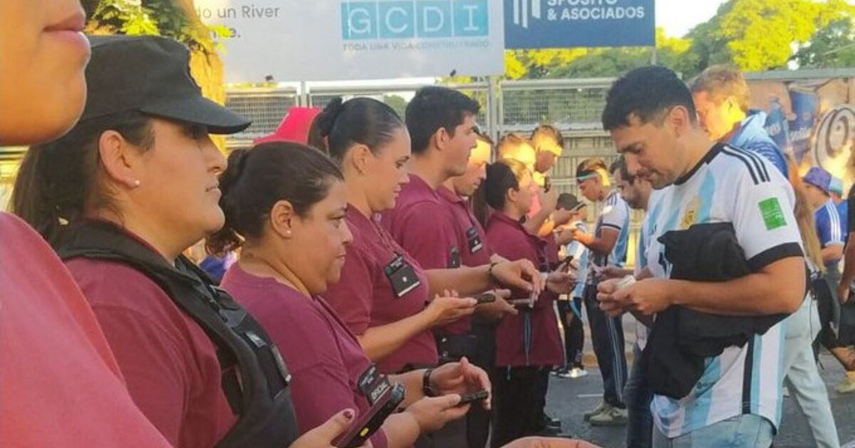 Prohibieron el ingreso a tres deudores alimentarios durante la previa del partido entre Argentina y Brasil